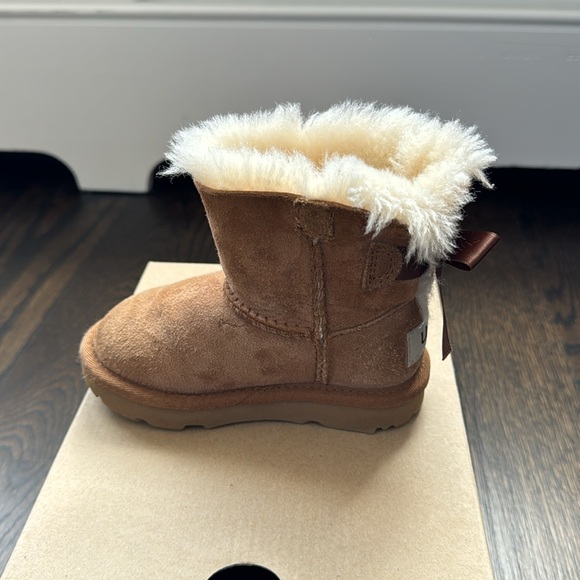 UGG Toddler Mini Bailey Bow II Size 7 - Picture 10 of 10